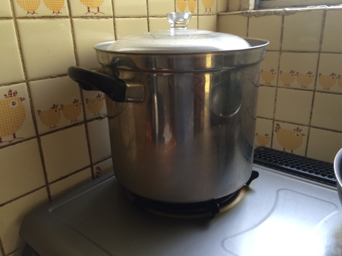 大きな鍋にパスタを茹でるためのお湯を沸かします。パスタ100gあたり1リットルは必要です。