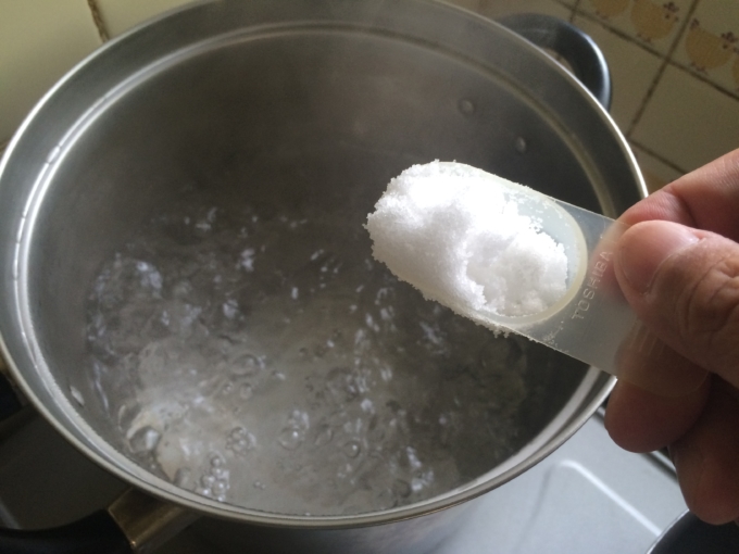 お鍋のお湯が沸いたら塩を入れます。これくらいのスプーンに2杯です。