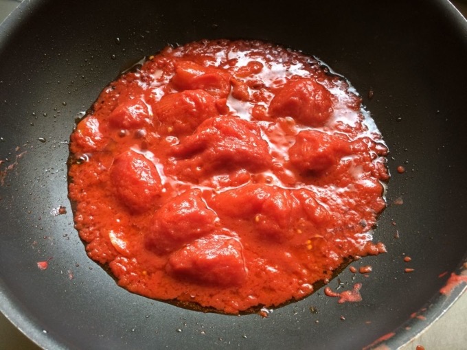 ヘラでトマトを崩しながら、焦げないように混ぜます。