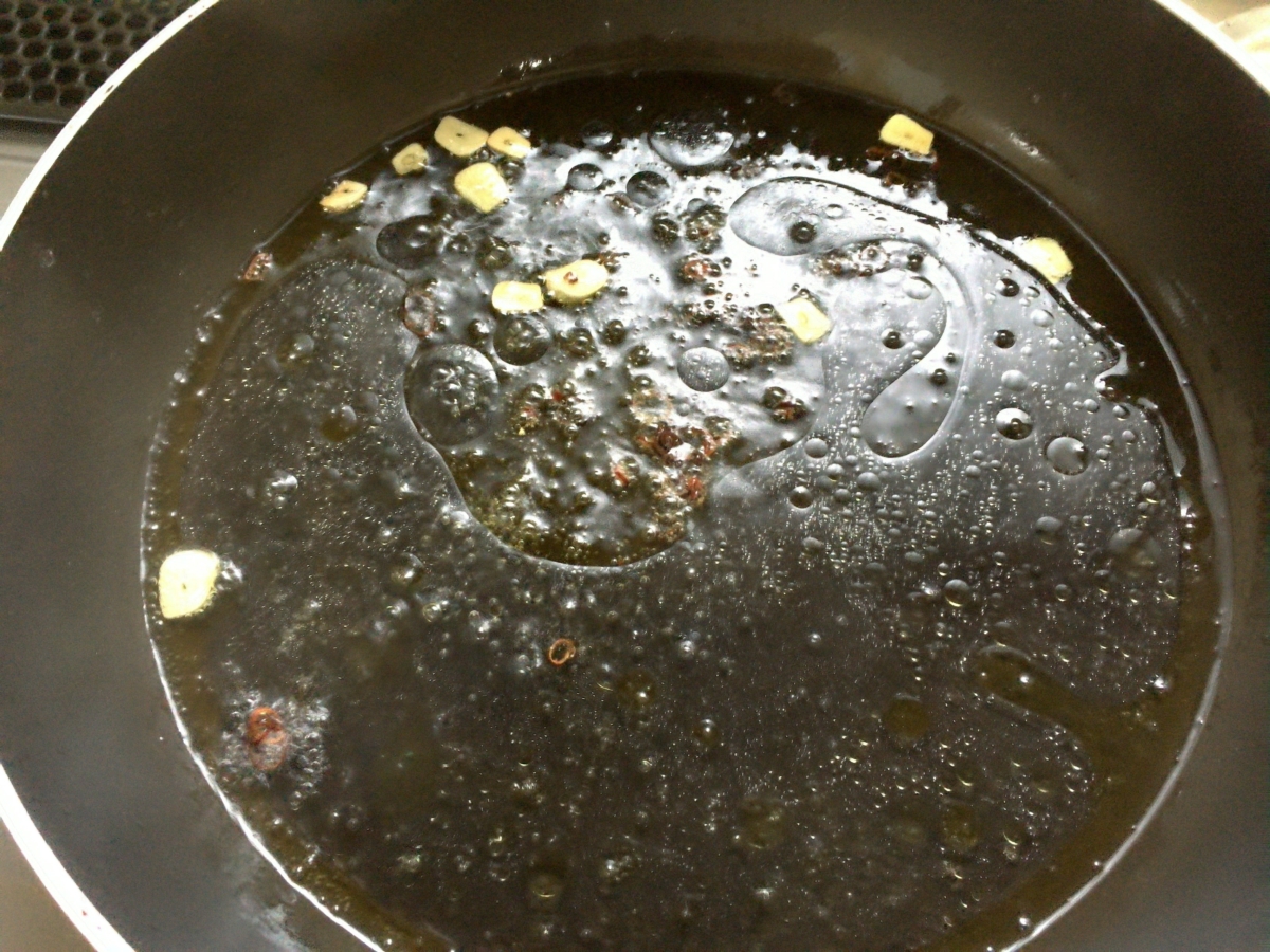 スパゲティの茹で汁を、おたま1.5杯分くらいフライパンに入れて火を止めます。