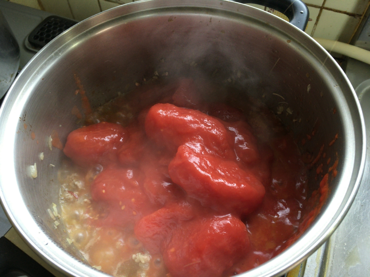 トマトの水煮を加えます